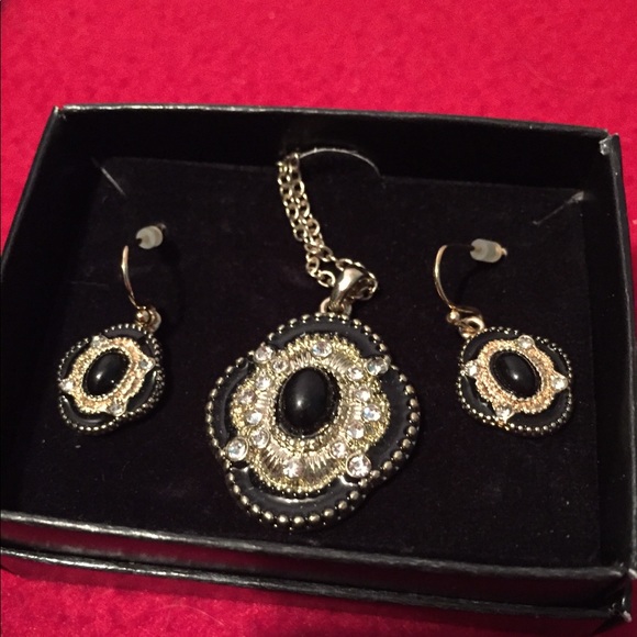 Avon Jewelry - Necklace & earrings set Avon Jewelry - Necklace & earrings set